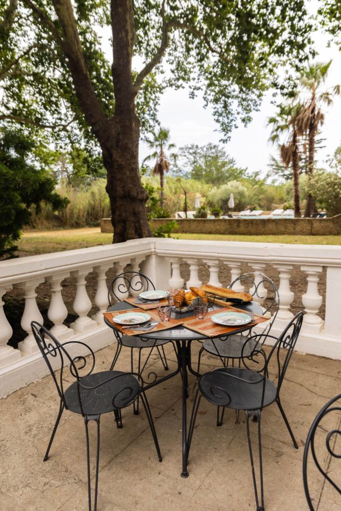 Salle petit dejeuner gites castell des bles (27) Petit déjeuner sur terrasse