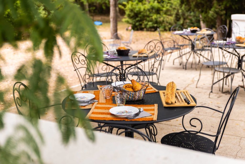 Petit dejeuner gites castell des bles Petit déjeuner en terrasse