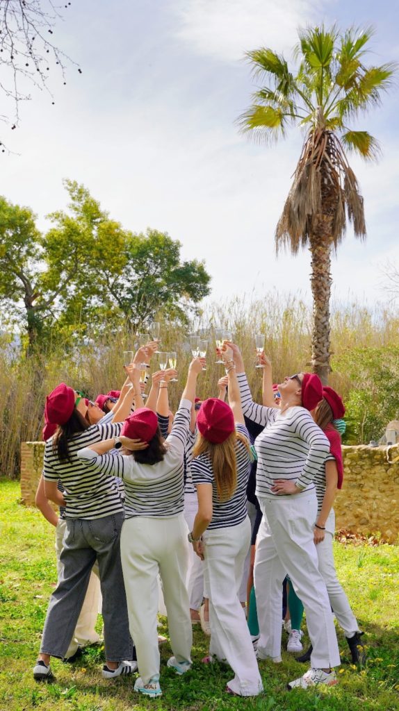 Apéro au soleil entre copines Privatisation du Domaine pour séjour entre amis