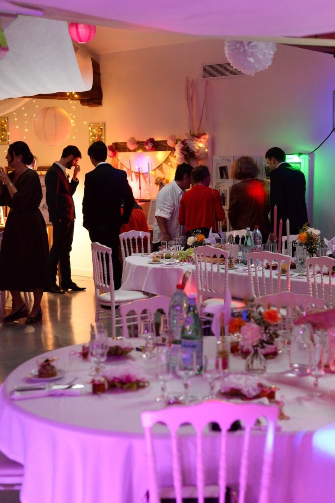 Ambiance soirée dans la salle Soirée dans la grande salle du Domaine Castell de Blés