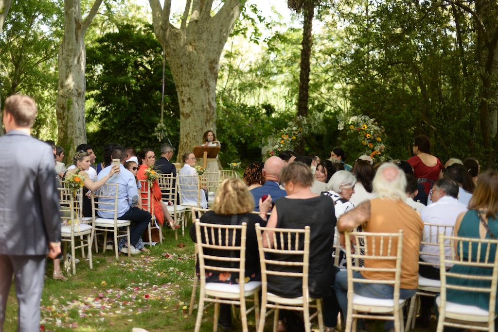 Cérémonie laïque plan large Cérémonie laïque dans le jardin