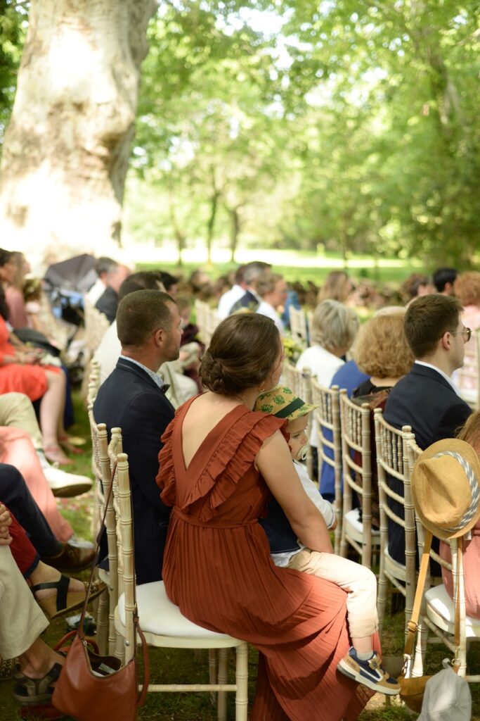 Céréonie laïque plan serré Invités au mariage cérémonie laïque
