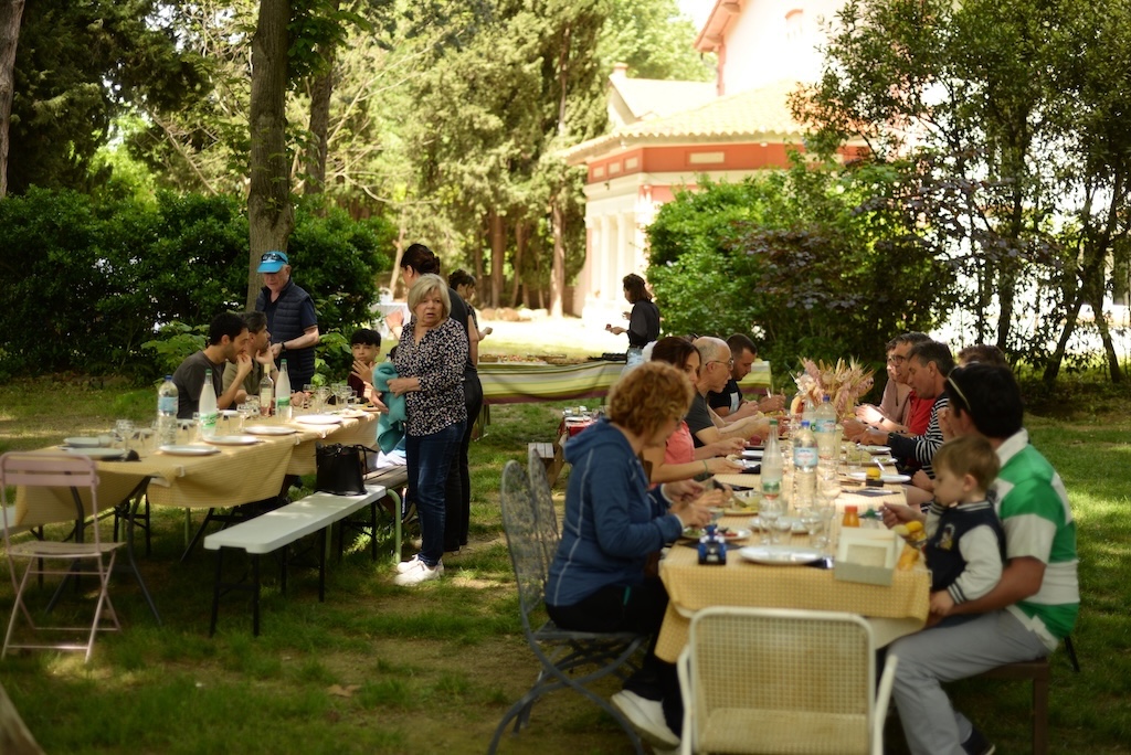 Déjeuner champêtre jardin du Domaine Repas convivial dans le jardin du Domaine