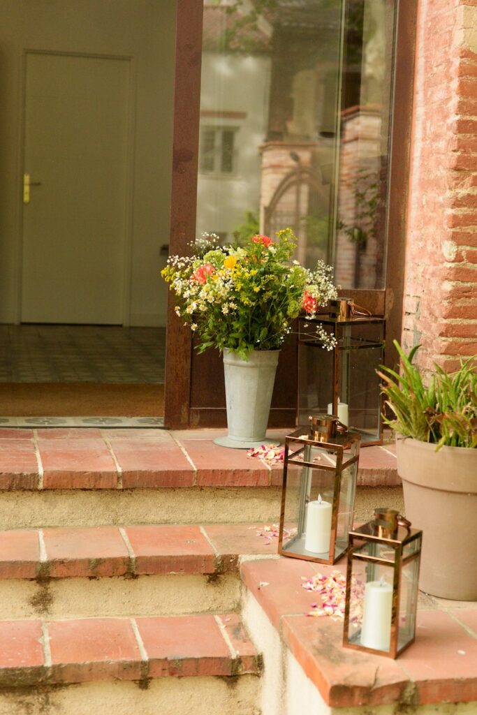 Entrée salle avec bouquet Entrée de la grande salle