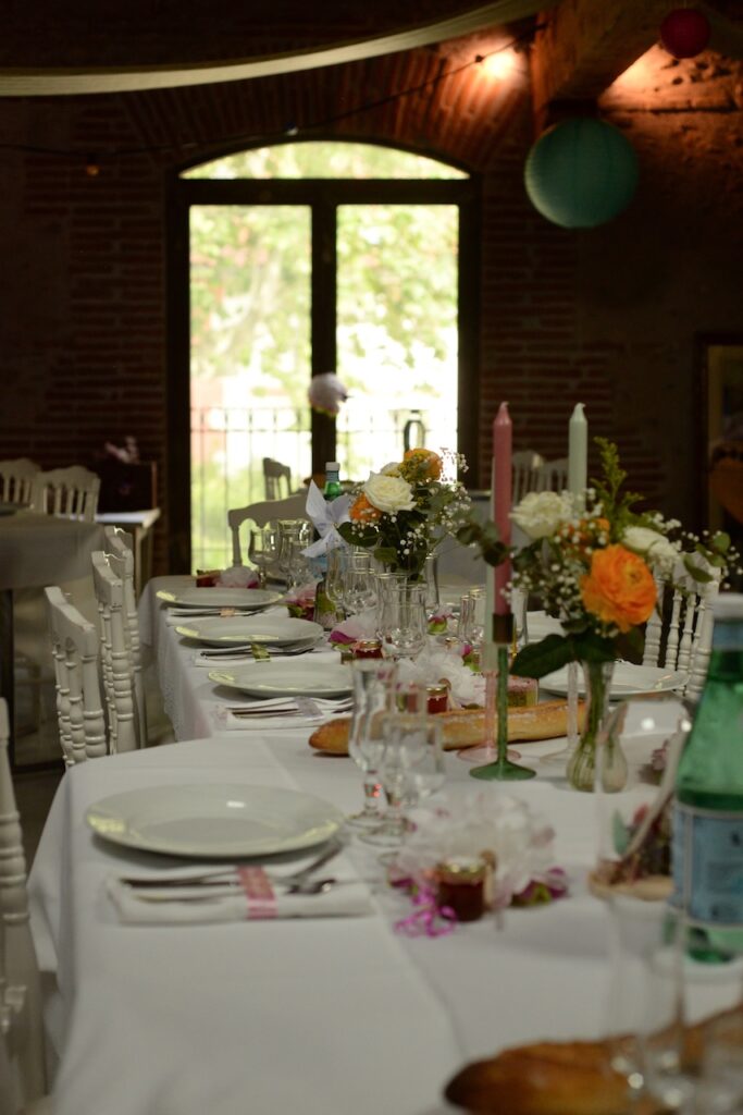 Grande salle décorée Grande salle de réception décorée pour mariage