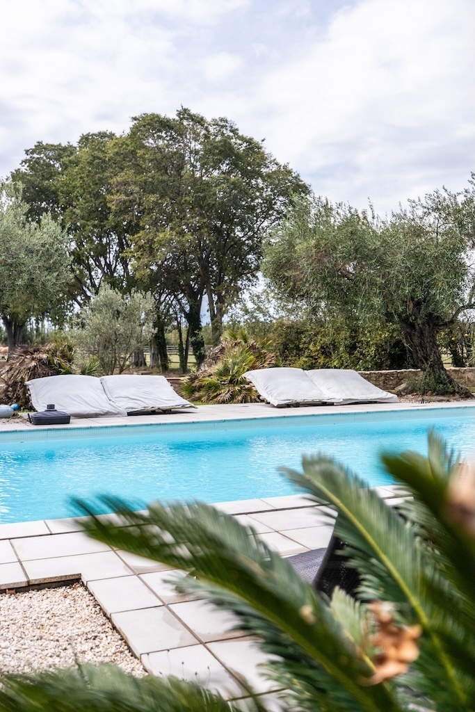 Piscine chauffée Castell de Blés Détente sur transat au soleil au Domaine Castell de Blés