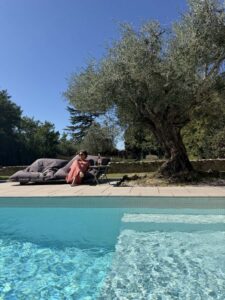 Se relaxer à la piscine du Castell de Blés